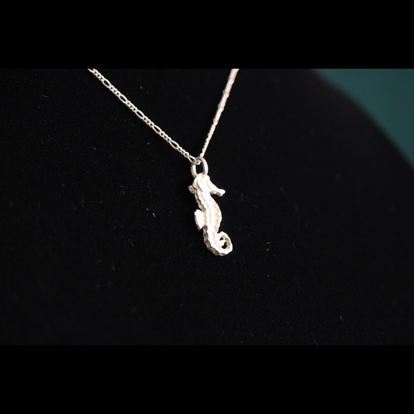 Sterling Silver seahorse necklace (SN0004) - Picture 8 of 10